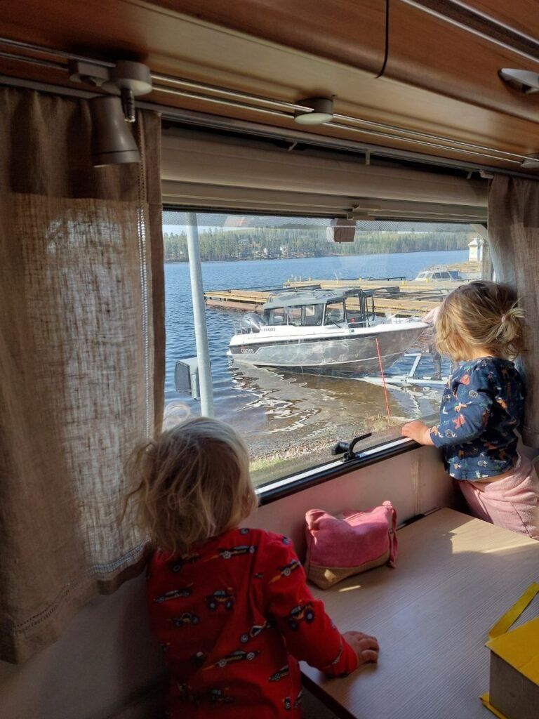 ninos mirando en la ventana de autocaravana en Finlandia