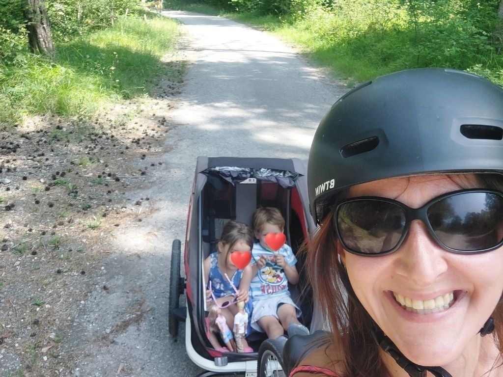 mama con ninos en bicicleta