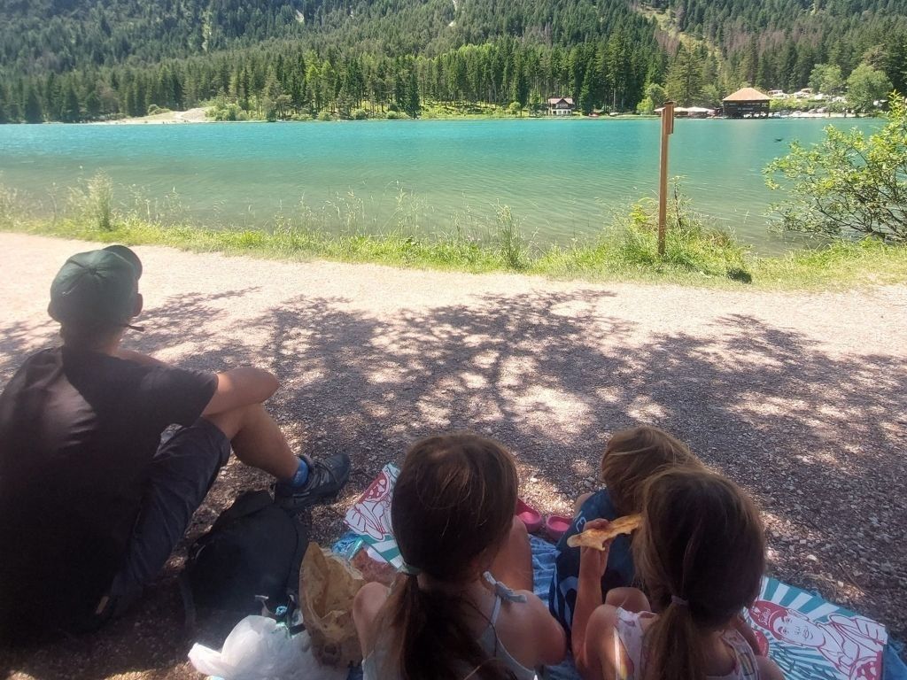 ninos delante de lago