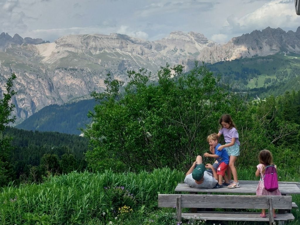 ninos en dolomitas