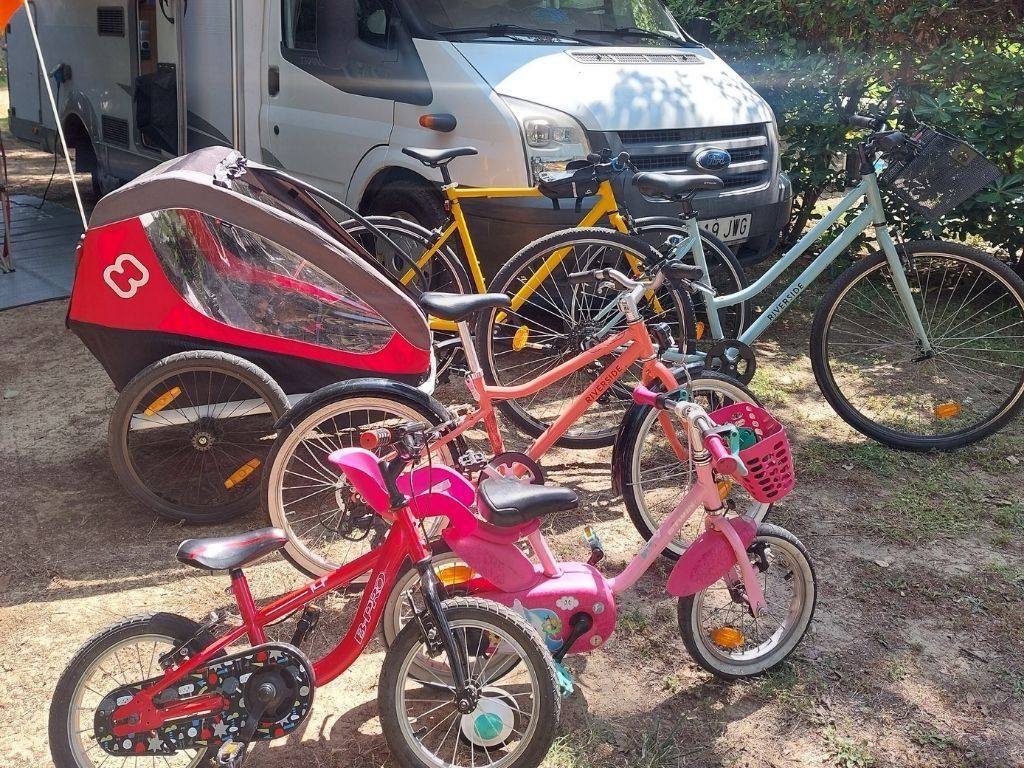 bicicletas aparcadas delante de una autocaravana