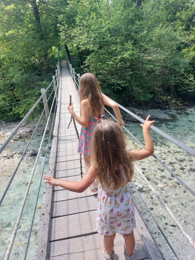 ninas en Eslovenia en el puente
