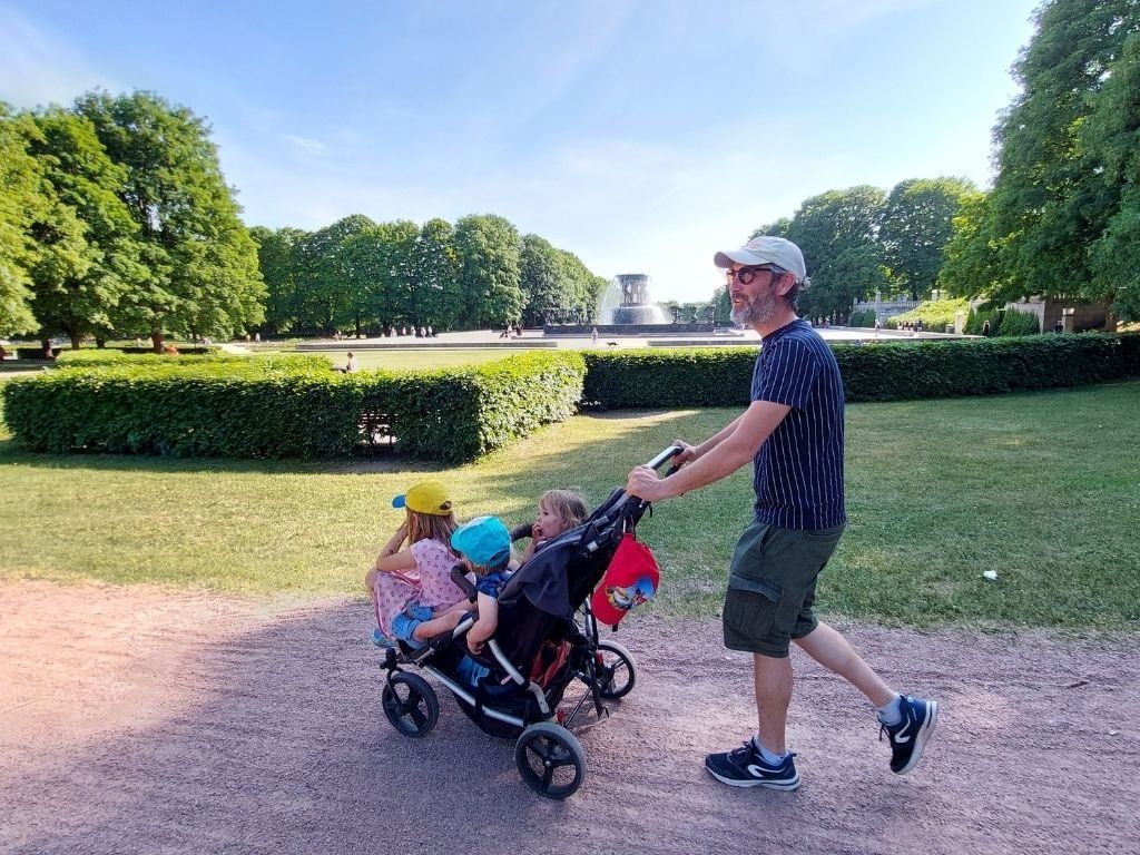 papa con tres ninos