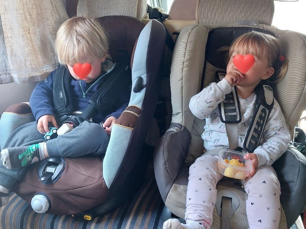 ninos en autocaravana