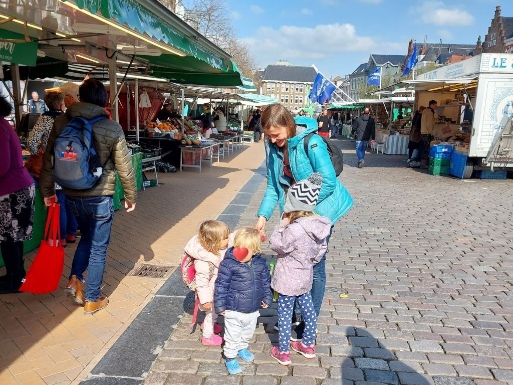 niños con su madre 