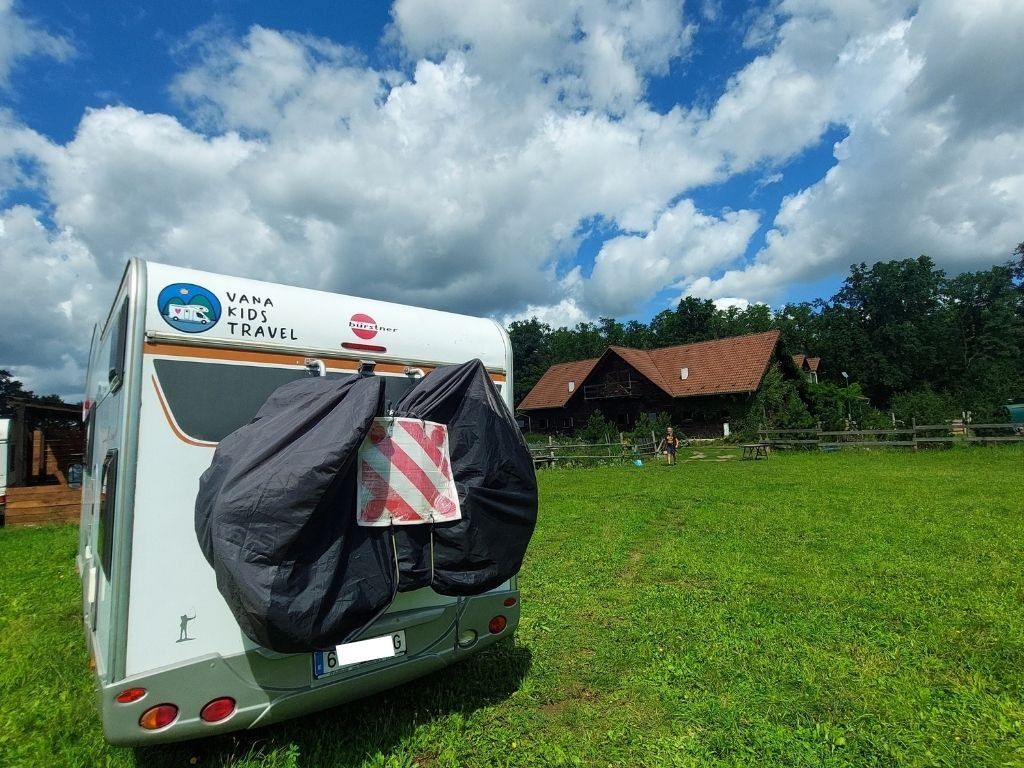 autocaravana en la granja