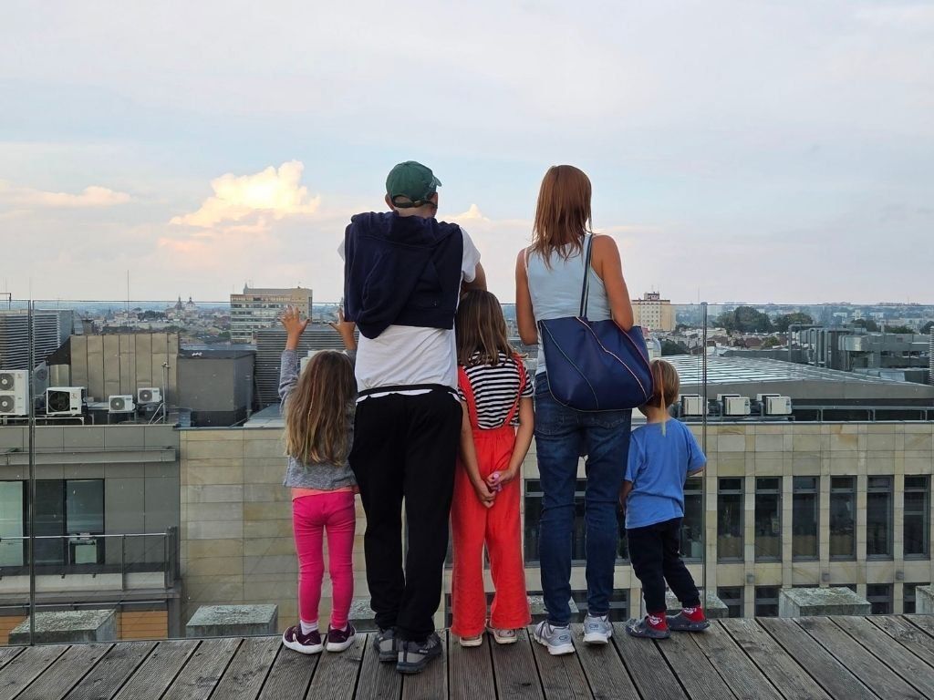 Familia mirando la vista