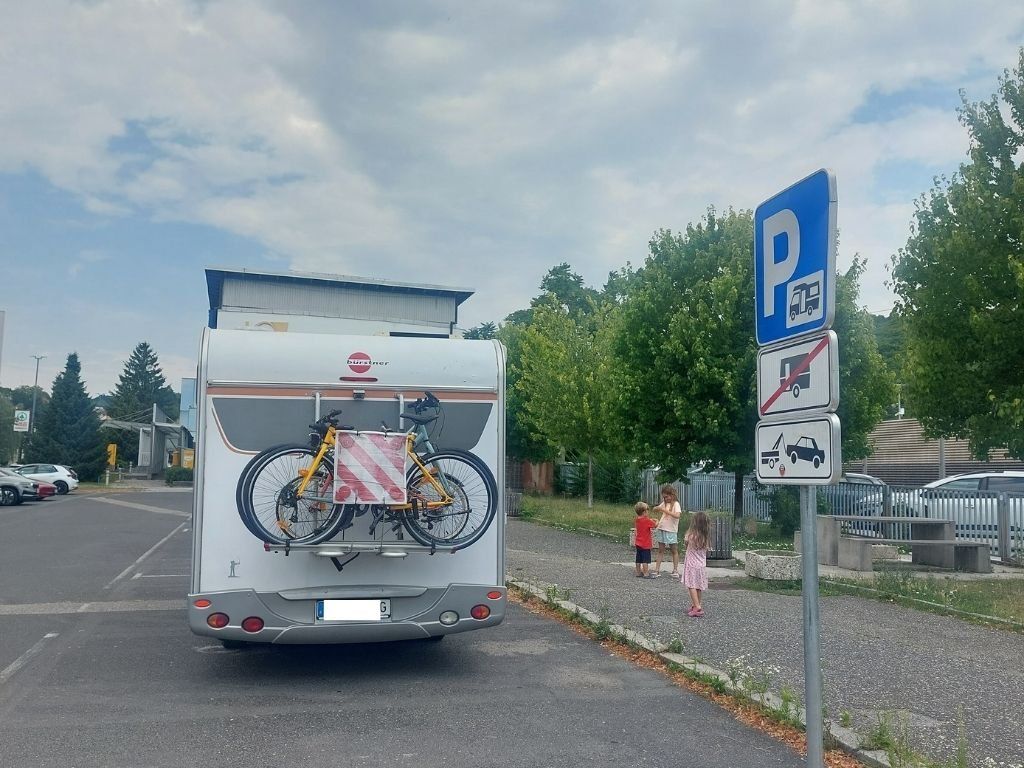 autocaravana aparcada en Maribor