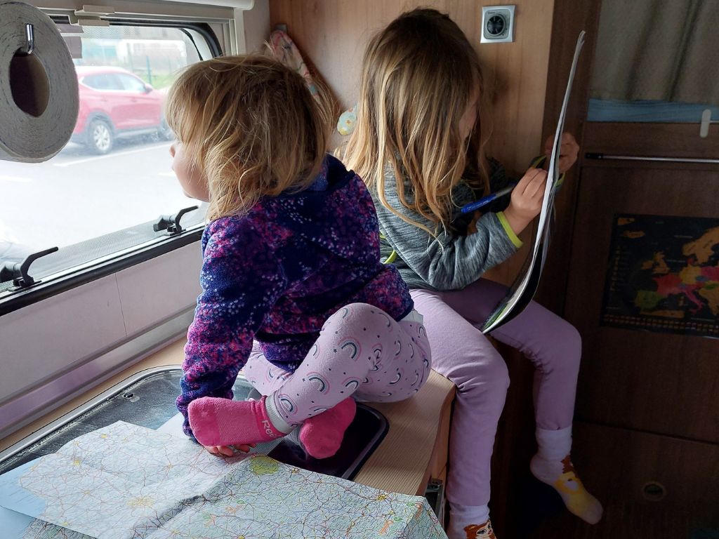 dos ninas en autocaravana. viajar con ninos.