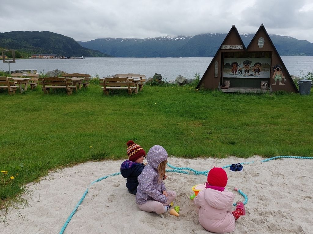 ninos jugando en la arena en Noruega
