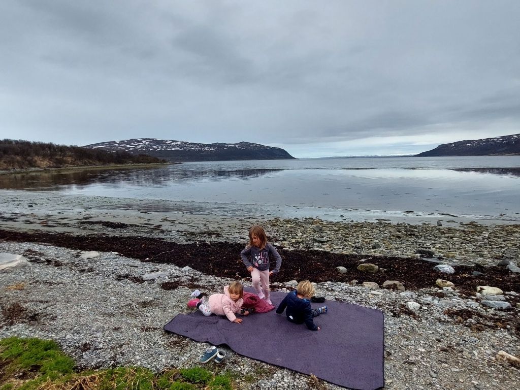 niños jugando en la playa en Noruega